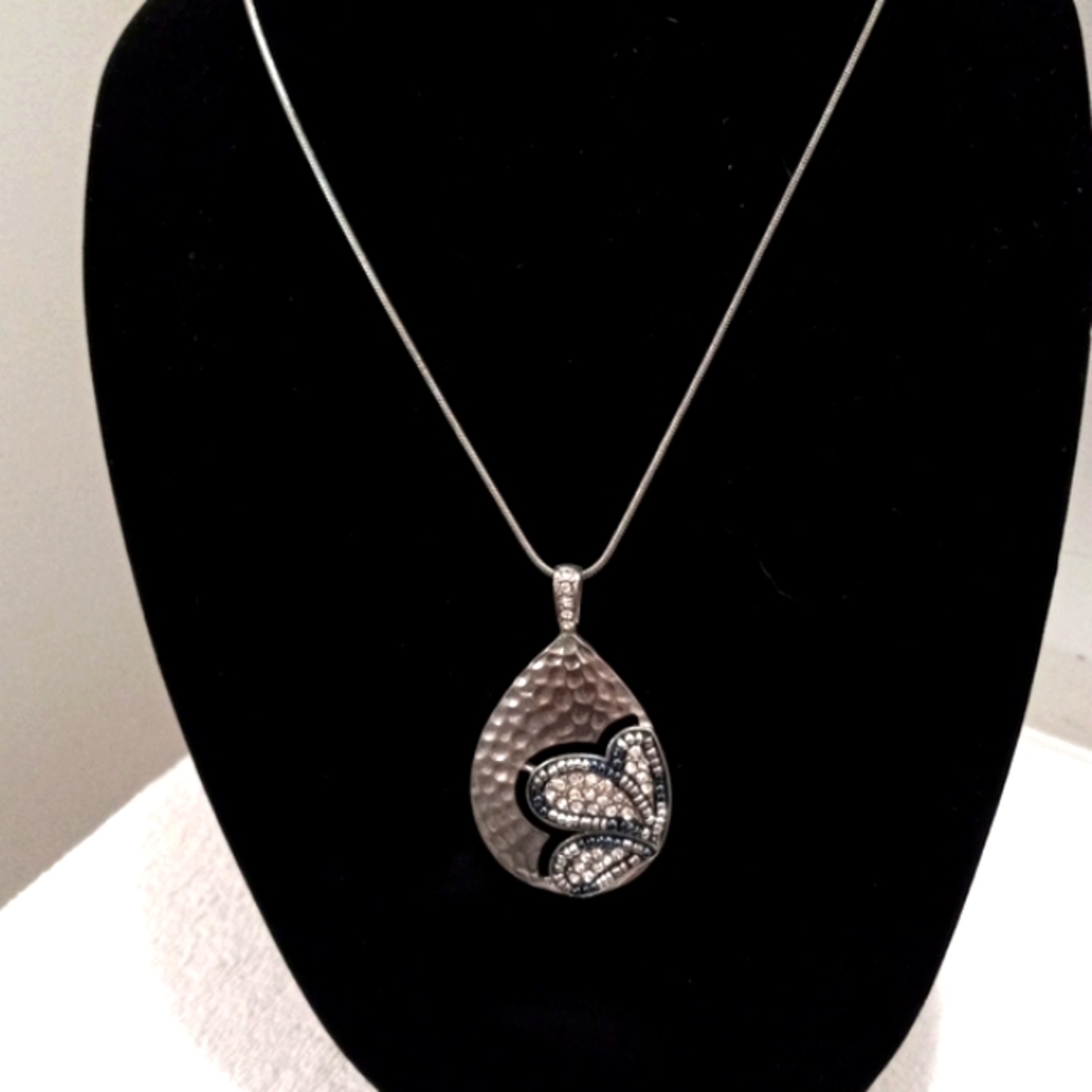 Silvertone 2.3/4" Hammered Pentant with Rhinestones  & Silvertone Chain